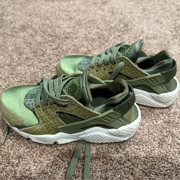 Nike Kids Green Sneakers - Picture 2 of 4